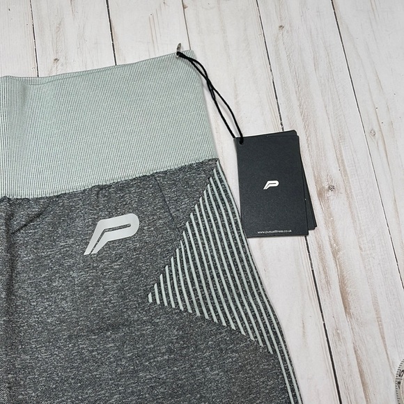 NWT. Pursue Fitness ADAPT seamless shorts.  Size MEDIUM.  Color: Light Grey - Picture 4 of 11